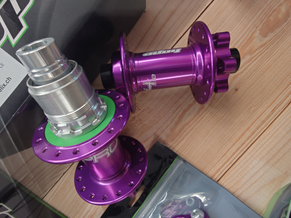 Hope Pro-4 Rearhub 32 H Boost 148 mm x 12 mm Purple Sram XD Body