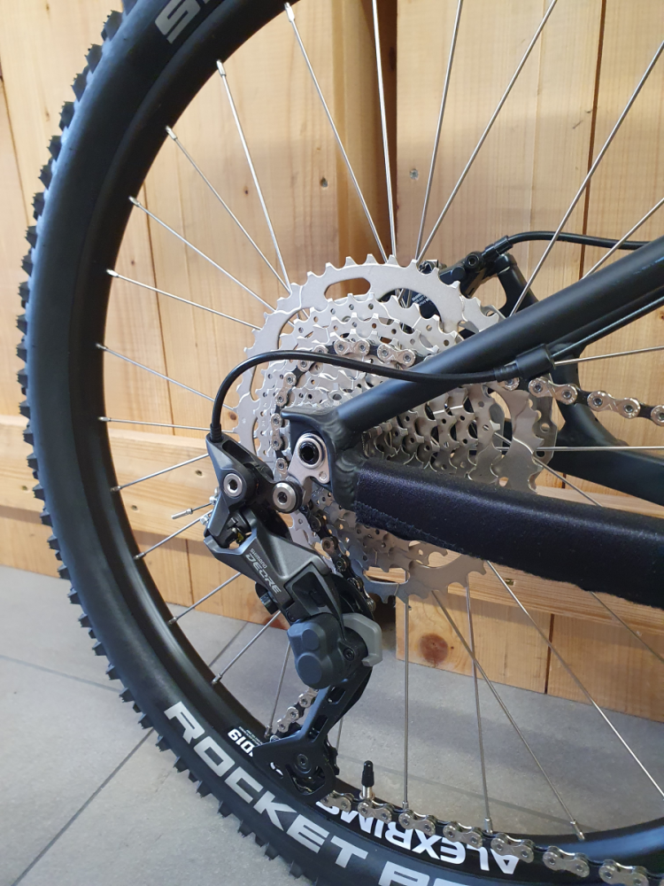 Pyro Twentyfour Air black 24"